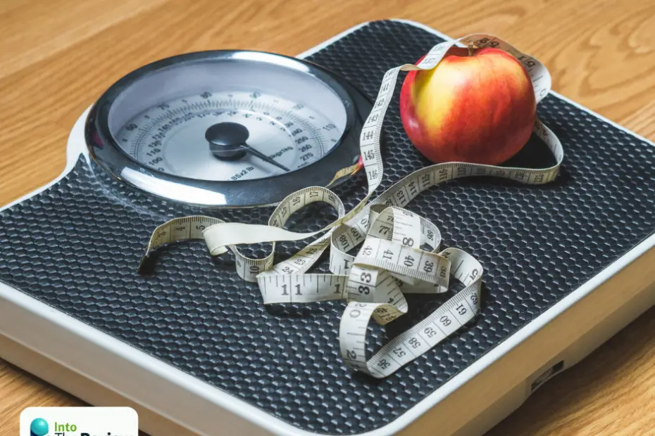 Apple and measuring tape on a scale, symbolizing sustainable weight loss habits